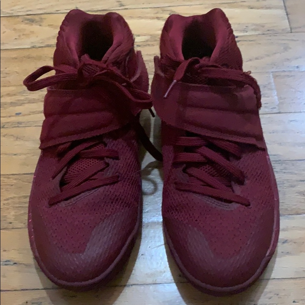 NIKE Kyrie 2’s